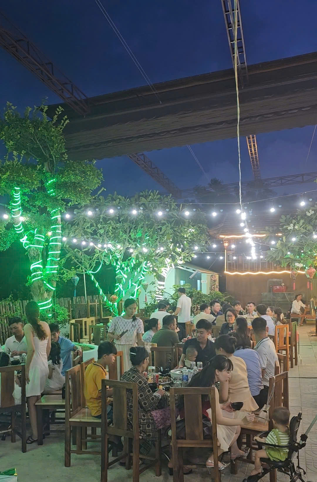 hinh-anh-khach-hang-mai-linh-quan